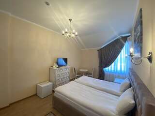 Отель Villa San Marino Ворзель Просторный двухместный номер с 2 отдельными кроватями-1